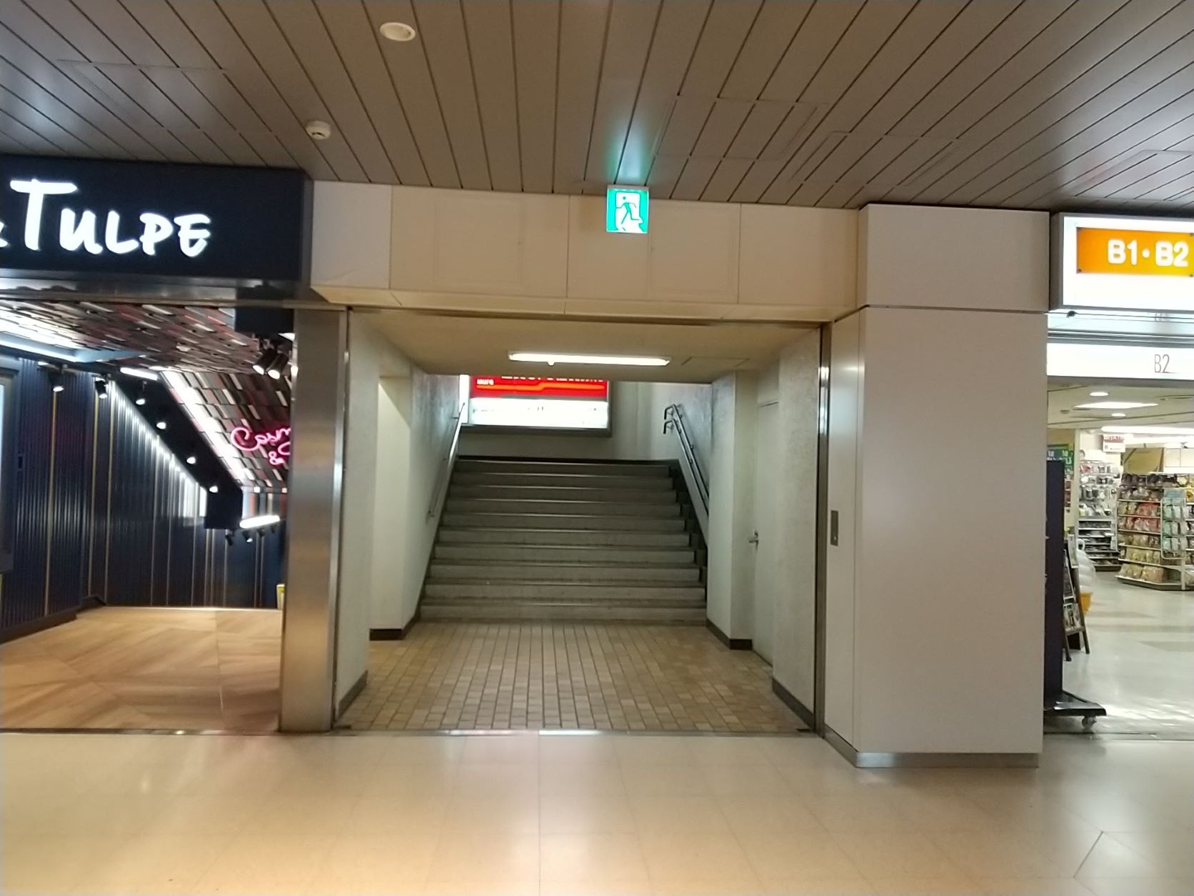 札幌国際ビルの地下から地上にあがる階段
